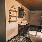 Tale Cave Szálloda *