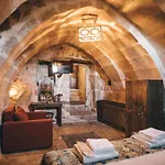 Tale Cave Szálloda